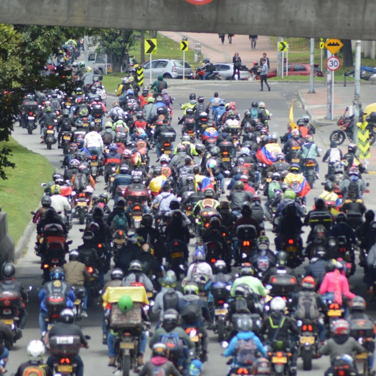 ¿Cuáles fueron los compromisos entre el Gobierno y los motociclistas? El Gobierno Nacional, en cabeza del ministro de Transporte, Guillermo Reyes González, sostuvo un encuentro con líderes de los motociclistas este miércoles, la cual duró un poco más de tres horas, donde se avanzó en algunos acuerdos.