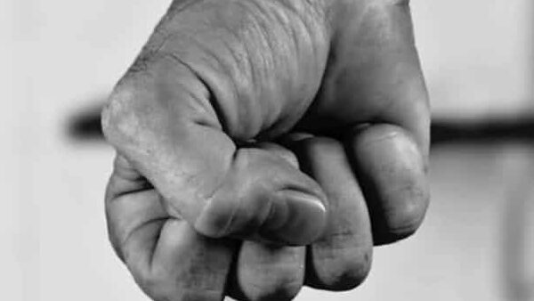 ¡Infame! Le dio tremenda golpiza a su mamá en plena calle 1 ¡Infame! Le dio tremenda golpiza a su mamá en plena calle Un nuevo caso de intolerancia dejó a más de un ciudadano indignado, debido a que un joven fue detenido por las autoridades tras propinarle tremenda golpiza a su mamá con un palo en plena vía pública en Palmar de Varela,oriente del Atlántico.