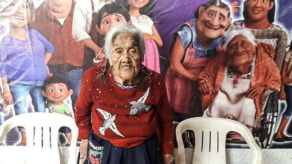 Murió 'Mamá Coco', la abuelita que inspiró la famosa película de Disney 8 Murió 'Mamá Coco', la abuelita que inspiró la famosa película de Disney La abuelita que inspiró al famoso personaje de Mamá Coco en la película de Disney, falleció el pasado domingo, en su pueblo natal, el Estado mexicano de Michoacán, México.
