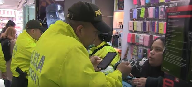 Megaoperativo en Bogotá: recuperaron 136 dispositivos hurtados Una gigantesca megatoma desplegaron las autoridades a establecimientos que comercializan celulares en las localidades de Santa Fe, Suba y Mártires. Un total de 340 locales comerciales fueron registrados.