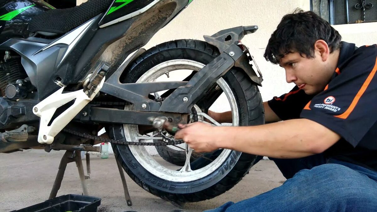 Así sabrá cómo cambiar los neumáticos de su moto Una de las partes más importantes de la motocicleta, debido a su uso, es la relacionada con los neumáticos. En algunas ocasiones, muchos pecan por desconocimiento cuando compran su primera moto y no saben identificar las señales, que ciertas veces son más notorias de lo que se imaginan, y que indican que ya es hora de renovarlas.