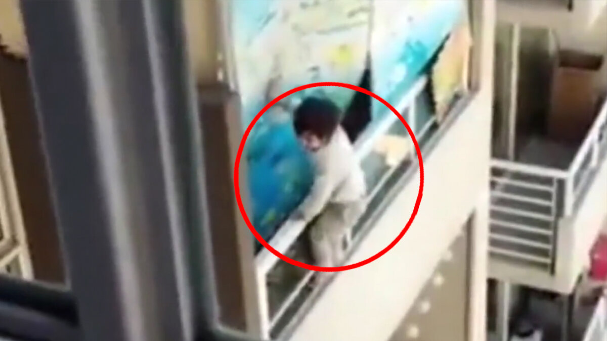 Al borde de la muerte: niño juega en balcón del piso 21 El inocente juego de un pequeño bebé por poco termina en tragedia. En video quedó registrado cómo un niño de aproximadamente dos años, sale por el balcón de un apartamento y juega en la baranda sin que sus cuidadores se percaten de que su vida está en riesgo.
