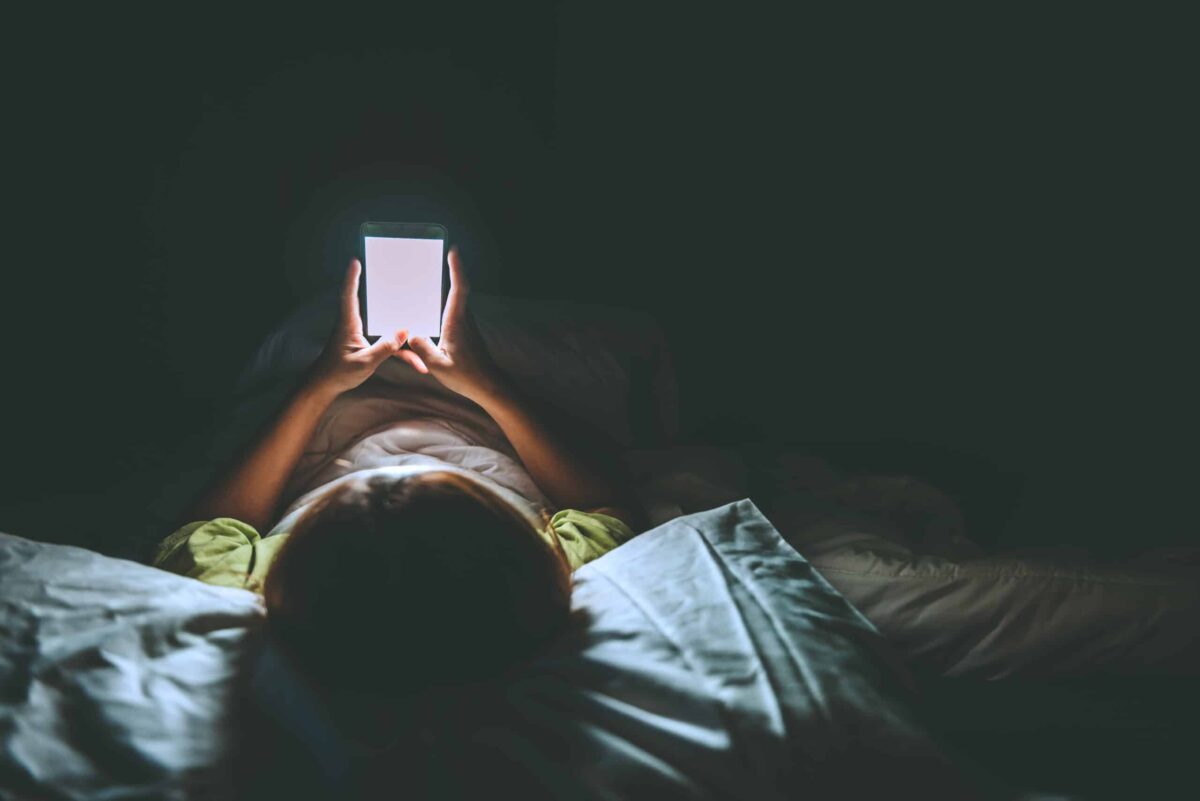 Ojo con la adicción al celular en los más pequeños Cada vez es mayor la cantidad de tiempo que se le destina hoy en día a revisar el celular y, enalgunos casos, esto ha desencadenado en casos de adicción (nomofobia); pero lo más preocupante de la situación es que estos casos, que usualmente se presentaban en adultos, ahora son más frecuentes en niños, niñas, jóvenes y adolescentes.