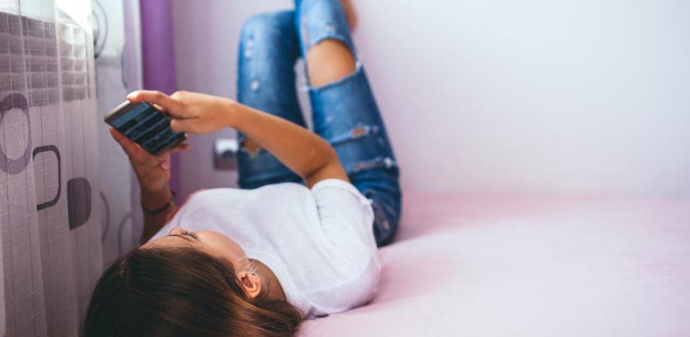 Ojo con la adicción al celular en los más pequeños Cada vez es mayor la cantidad de tiempo que se le destina hoy en día a revisar el celular y, enalgunos casos, esto ha desencadenado en casos de adicción (nomofobia); pero lo más preocupante de la situación es que estos casos, que usualmente se presentaban en adultos, ahora son más frecuentes en niños, niñas, jóvenes y adolescentes.
