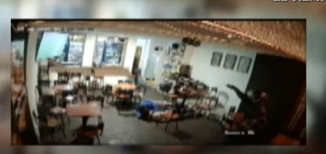 Violento atraco en bar de Normandía Cinco pillos, con armas de fuego y utilizando cascos de motos, ingresaron a un bar ubicado en el barrio Normandía, de la localidad de Engativá, para intimidar a cuatro clientes que se encontraban en el lugar.