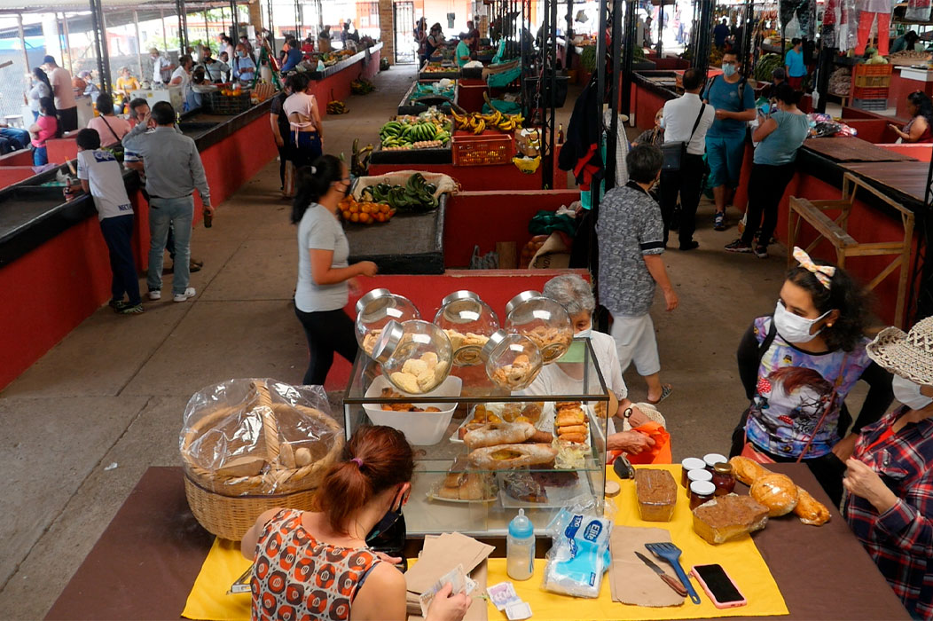 Los mejores productos del campo a la 'La Mesa' 2 Los mejores productos del campo a la 'La Mesa' Las plazas de mercado se han convertido en el abastecimiento de productos campesinos más importantes de toda la ciudad y el departamento, pues no solo ayudan al alimento campesino, sino que potencian la gastronomía colombiana.