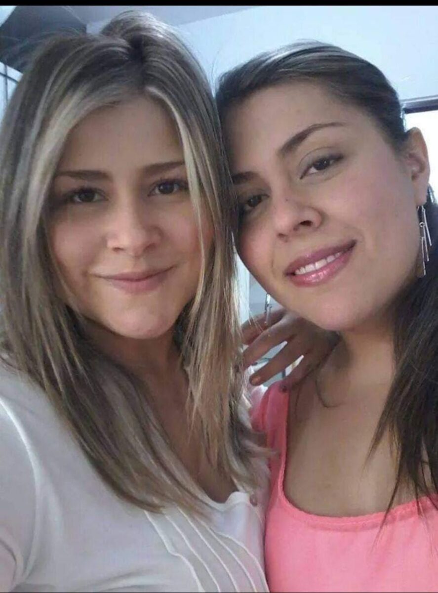 Escalofriante: policía mató a su pareja, cuñada y se suicidó Ayer, el rumor de una tragedia se esparció rápidamente por las calles del lugar: en un conjunto residencial, ubicado en la Carrera novena con Calle 12, acababan de encontrar dos personas sin vida y una tercera que agonizaba. En medio de un ataque de ira, y en hechos que son materia de investigación, un hombre asesinó a su compañera sentimental y a la hermana de esta, es decir, a su cuñada. Y una vez consumado el aberrante hecho, el homicida procedió a dispararse a sí mismo. Las tres personas fallecieron. El atacante resultó ser un policía activo adscrito a la Dirección de Protección y Servicios Especiales (DIPRO), de la Policía Metropolitana de Bogotá, quien actuaba en esta dependencia en el área de turismo. Esta es la historia.