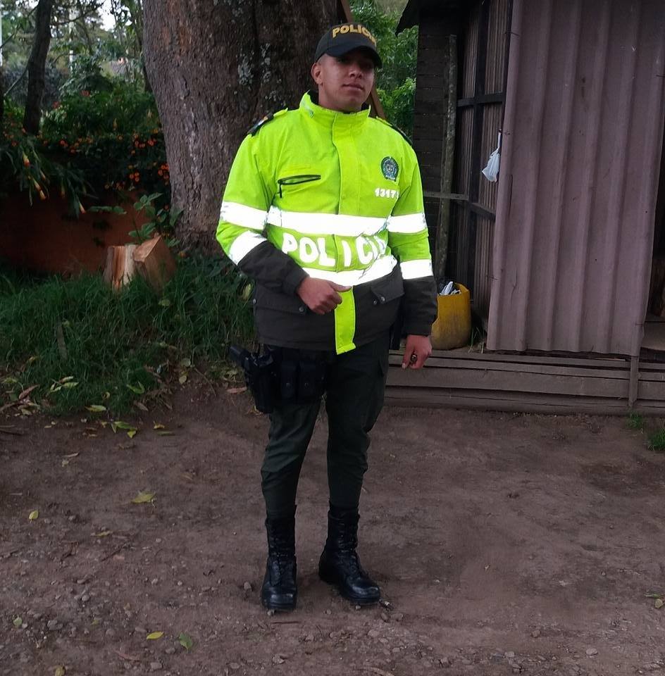 Escalofriante: policía mató a su pareja, cuñada y se suicidó Ayer, el rumor de una tragedia se esparció rápidamente por las calles del lugar: en un conjunto residencial, ubicado en la Carrera novena con Calle 12, acababan de encontrar dos personas sin vida y una tercera que agonizaba. En medio de un ataque de ira, y en hechos que son materia de investigación, un hombre asesinó a su compañera sentimental y a la hermana de esta, es decir, a su cuñada. Y una vez consumado el aberrante hecho, el homicida procedió a dispararse a sí mismo. Las tres personas fallecieron. El atacante resultó ser un policía activo adscrito a la Dirección de Protección y Servicios Especiales (DIPRO), de la Policía Metropolitana de Bogotá, quien actuaba en esta dependencia en el área de turismo. Esta es la historia.