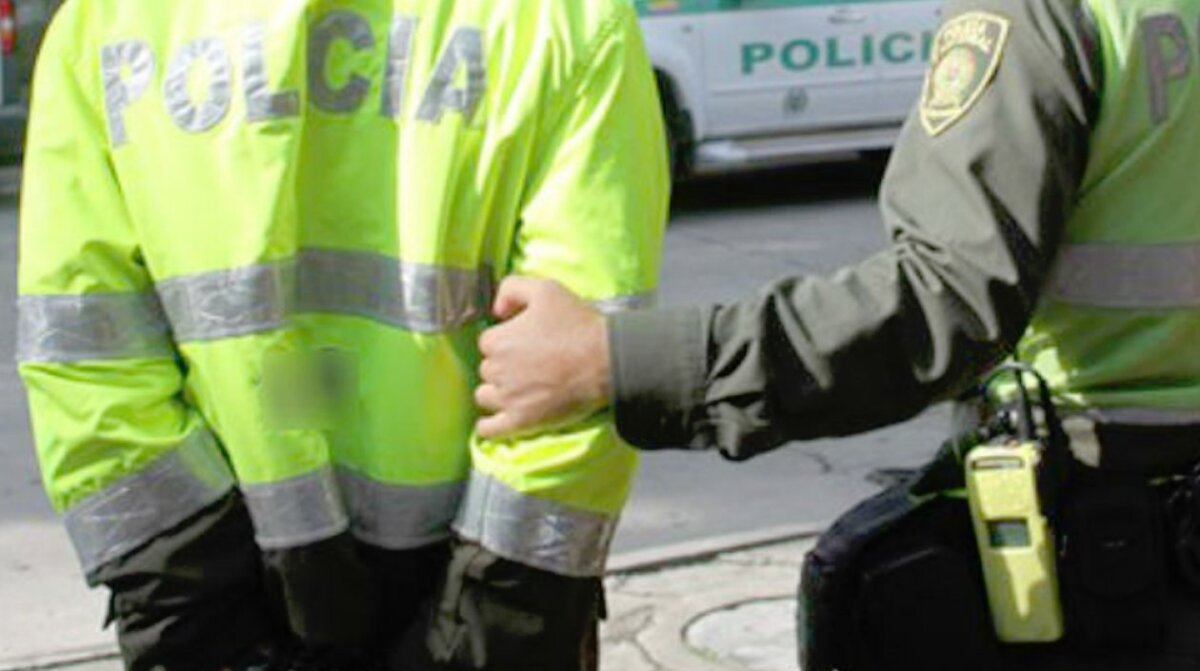 Capturan a Teniente vinculado con el 'Tren de Aragua' Este miércoles se conoció la captura del teniente V. Flechas, quien pertenecía hasta hace pocas horas al CAI Caldas, ubicado cerca a la plaza de mercado de Corabastos. El uniformado estaría relacionado con la peligrosa red criminal del 'Tren de Aragua'.