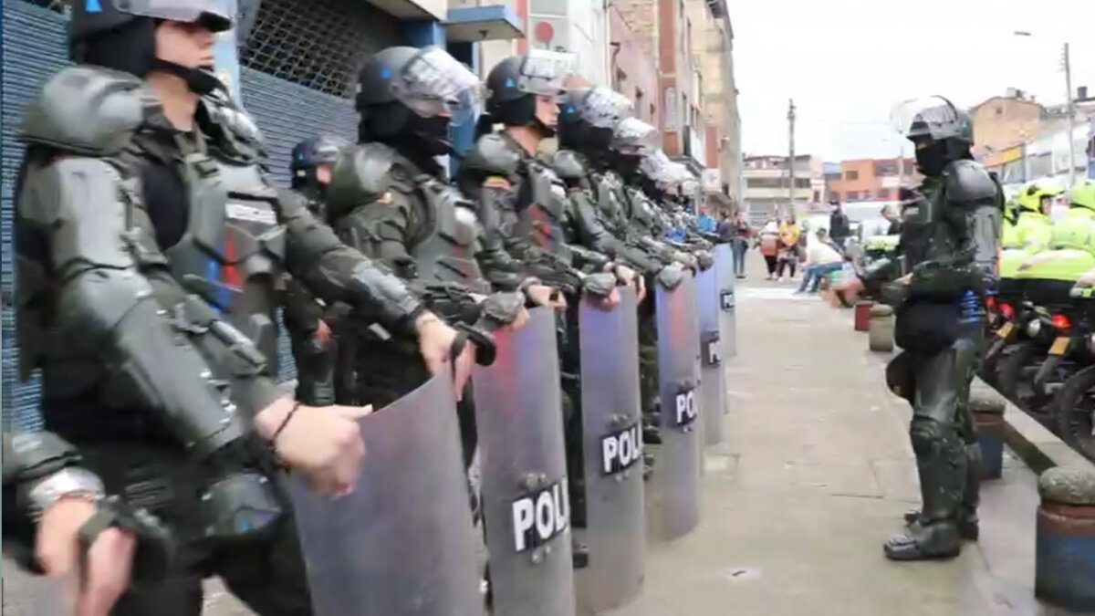 Más de 1.000 uniformados acompañan las protestas este viernes de la Primera Línea Para evitar que, como muchísimas veces que protesten todo termine en desmanes, se desplegaron un total de 1.100 uniformados, entre hombres y mujeres. Además, se confirmó que hay un componente de Infancia y Adolescencia para apoyar cualquier situación que se requiera.