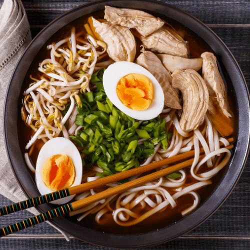 Aprenda a hacer ramen coreano 1 Aprenda a hacer ramen coreano El ramen es un plato muy sabroso hecho a base de caldo y fideos instantáneos. Esta comida es originaria de china, pero poco a poco se fue extendiendo por todo el gigante asiático a través de distintas variantes de la receta principal.