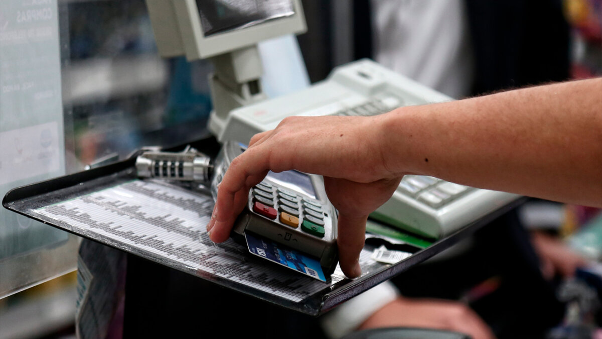 Salga de las culebras de su tarjeta fácil Son miles los colombianos que están apretados con sus deudas con los bancos y principalmente por el tema de las tarjetas de crédito, pues el Banco de la República ha tenido que ajustar las tasas ante la crisis económica mundial.
