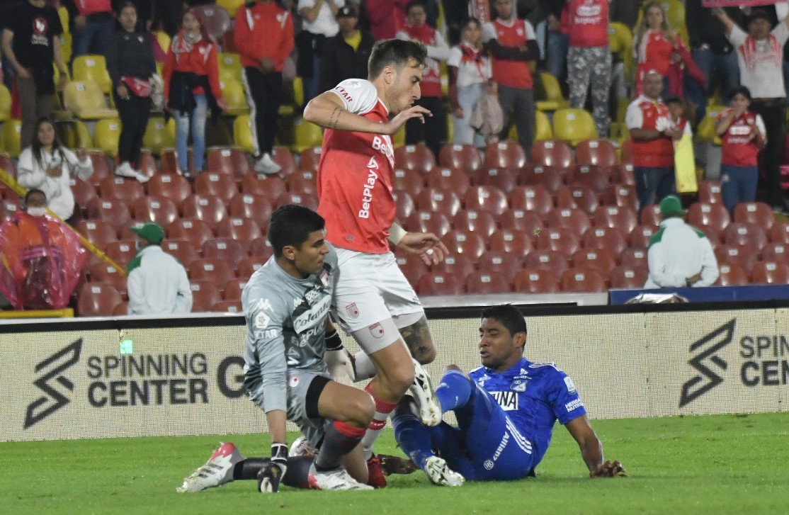¡Santa Fe hizo la épica! Le ganó a Millonarios en 10 minutos 2 ¡Santa Fe hizo la épica! Le ganó a Millonarios en 10 minutos Independiente Santa Fe se ganó este miércoles en la noche el clásico bogotano frente a Millonarios, después de ir por debajo en el marcador por dos goles y terminan derrotando al cuadro azul con un contundente 3-2.
