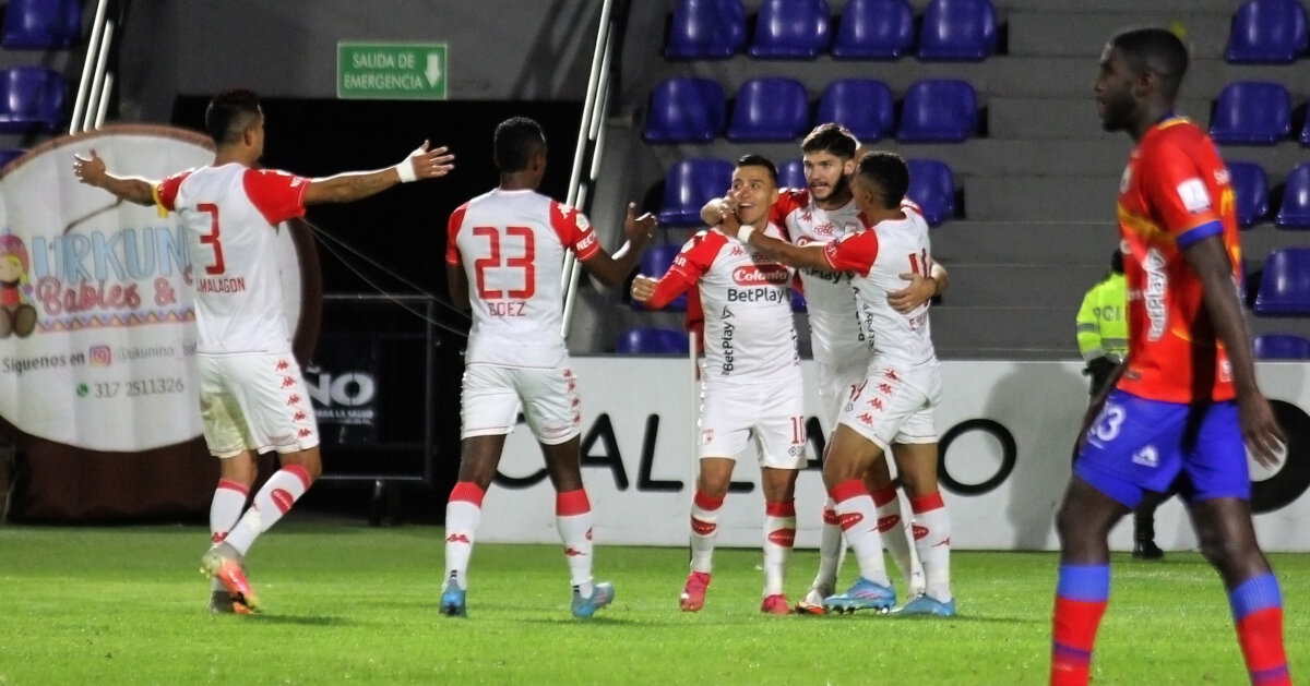 Santa Fe cayó y puso en riesgo su paso a las finales 2 Santa Fe cayó y puso en riesgo su paso a las finales Jaguares se llevó la victoria al ultimó minuto con un doblete de Pablo Rojas y Santa Fe quedó en riesgo.