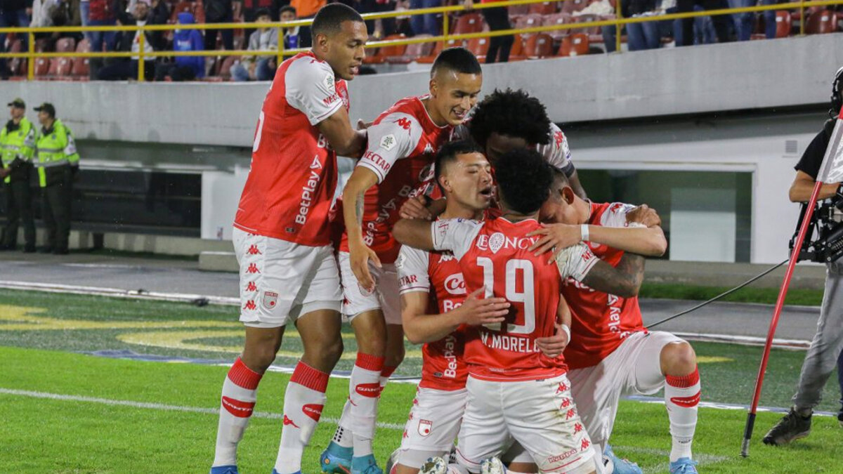 Santa Fe definió su nómina para ir por la clasificación a las finales Santa Fe está cerca de cumplir el primer objetivo que se trazó en el segundo semestre: volver a jugar unos cuadrangulares, tras un año y medio sin lograrlo. Para eso deberá ganarle esta noche (7:45 p.m.), como visitante, a Alianza Petrolera. Por eso el técnico Alfredo Arias definió la nómina que jugará en el estadio Daniel Villa de Barrancabermeja (Santander).