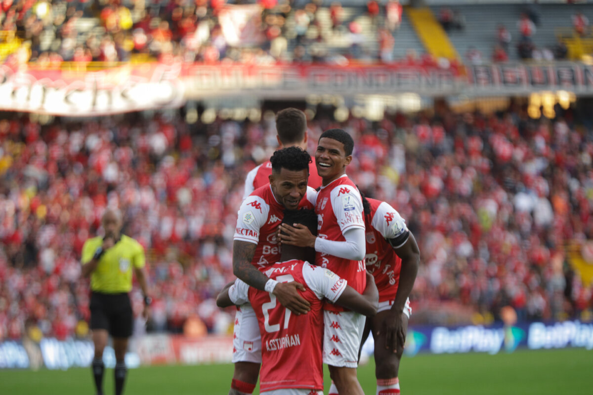 Santa Fe hizo moñona: ganó, clasificó y terminó líder de la Liga Independiente Santa Fe regresará a las finales de la Liga, después de un año de ausencia. Este domingo, en el estadio El Campín, el cuadro 'Cardenal' selló su paso al imponerse 2-1 sobre Once Caldas.