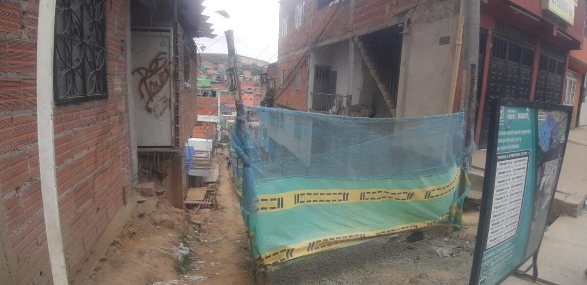 Venganza letal deja un muerto y una herida en Caracolí 1 Venganza letal deja un muerto y una herida en Caracolí Una cinta amarilla de peligro ondeaba ayer sobre el lugar en el que estaban sentados Cristian Jesús Heredia Vargas y otra muchacha de 19 años, a las 9:40 de la noche del martes. Es una estrecha cuadra elevada y acorralada por una polisombra que aísla la calle destapada que está en construcción. A este sitio llegó un matón y abrió fuego indiscriminado contra el hombre y la muchacha en la penumbra del barrio Caracolí.