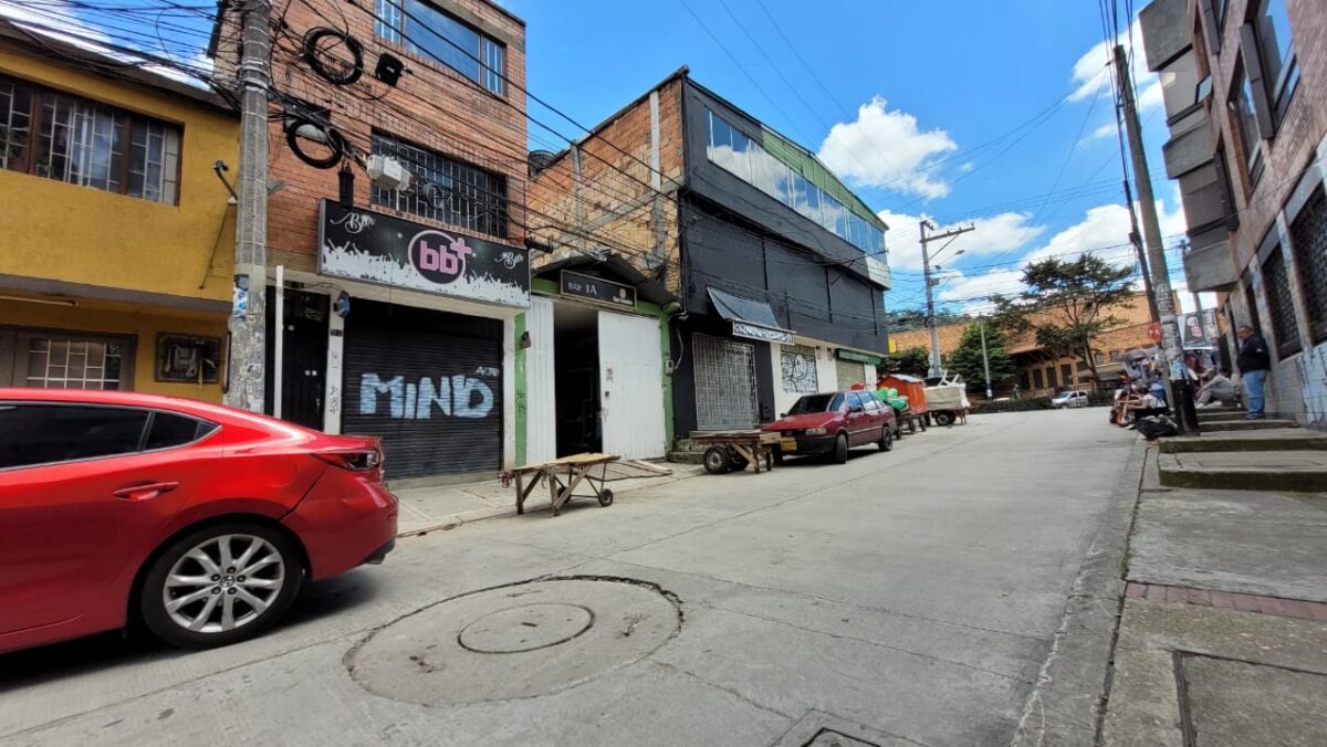 Se electrocutó en accidente laboral en Suba Un hombre que se encontraba pintando la fachada de una vivienda, ubicada Suba, en inmediaciones del centro comercial Subazar, sufrió un lamentable accidente mientras se encontraba en la parte alta del andamio, del que se valió para desarrollar su trabajo. En un descuido, una parte del andamio rozó con un cable de alta tensión y entonces sobrevino la tragedia. El hombre cayó de la parte alta de la armazón tras recibir una fuerte descarga eléctrica. El hombre falleció en el sitio.
