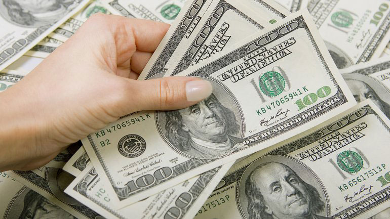 Dólar por las nubes tras propuesta de Petro 1 Dólar por las nubes tras propuesta de Petro Nuevamente el dólar se disparó y esta vez aparentemente se le atribuyen a los trinos del presidente Gustavo Petro, relacionados con la inflación en el país, y una crítica a la tasa de interés del Banco de la República.