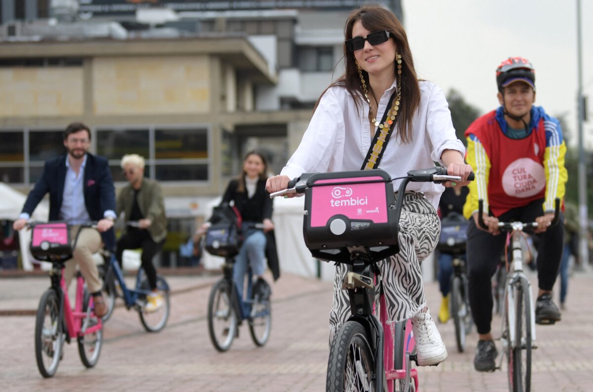 El nuevo sistema de bicis compartidas 2 El nuevo sistema de bicis compartidas Bogotá ya cuenta con su primer sistema de bicicletas compartidas, y el cual hoy se encuentra ya en un 50 % de operación.