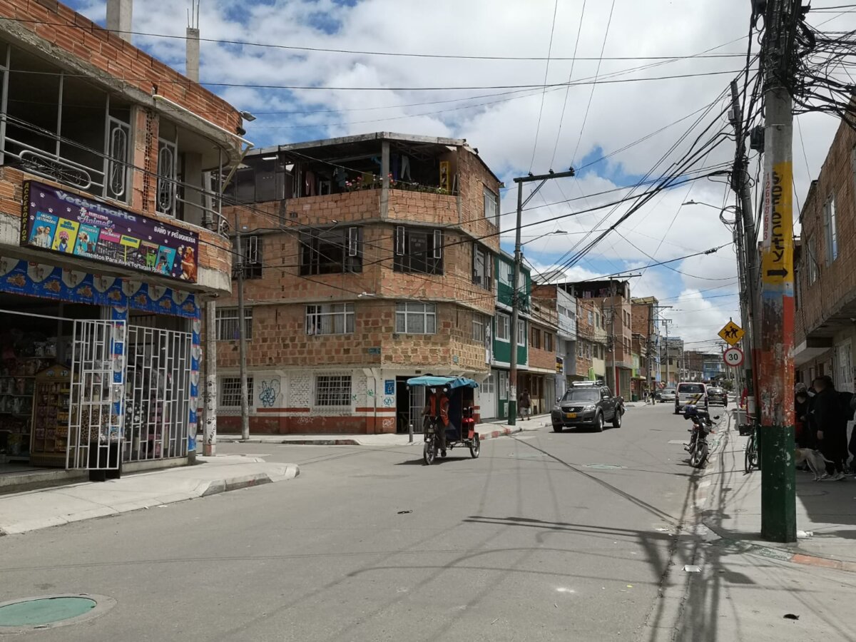 Tragedia familiar por violento atraco en Bosa 1 Tragedia familiar por violento atraco en Bosa En un establecimiento comercial del barrio Nueva Granada, localidad de Bosa, cuatro personas, dos hombres y dos mujeres, que se encontraban departiendo en una mesa fueron abordadas por dos sujetos que intimidándolos con armas de fuego les exigían sus pertenencias.