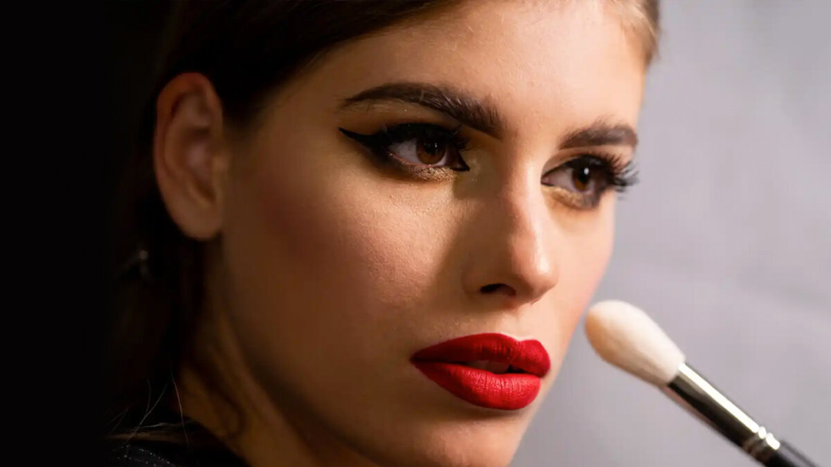 10 trucos para que el maquillaje no cause afectaciones en la piel 3 10 trucos para que el maquillaje no cause afectaciones en la piel El acto de maquillarse es considerado por muchos como un arte, puesto que hacerlo de la forma correcta tiene sus trucos y no en vano hay personas que estudian y se especializan en hacerlo perfectamente. Pero sin ir tan lejos, cada mujer a la que le gusten los cosméticos puede aplicar tips para que su maquillaje quede mejor, para evitar que le afecte la piel y para prolongar la duración de los productos.