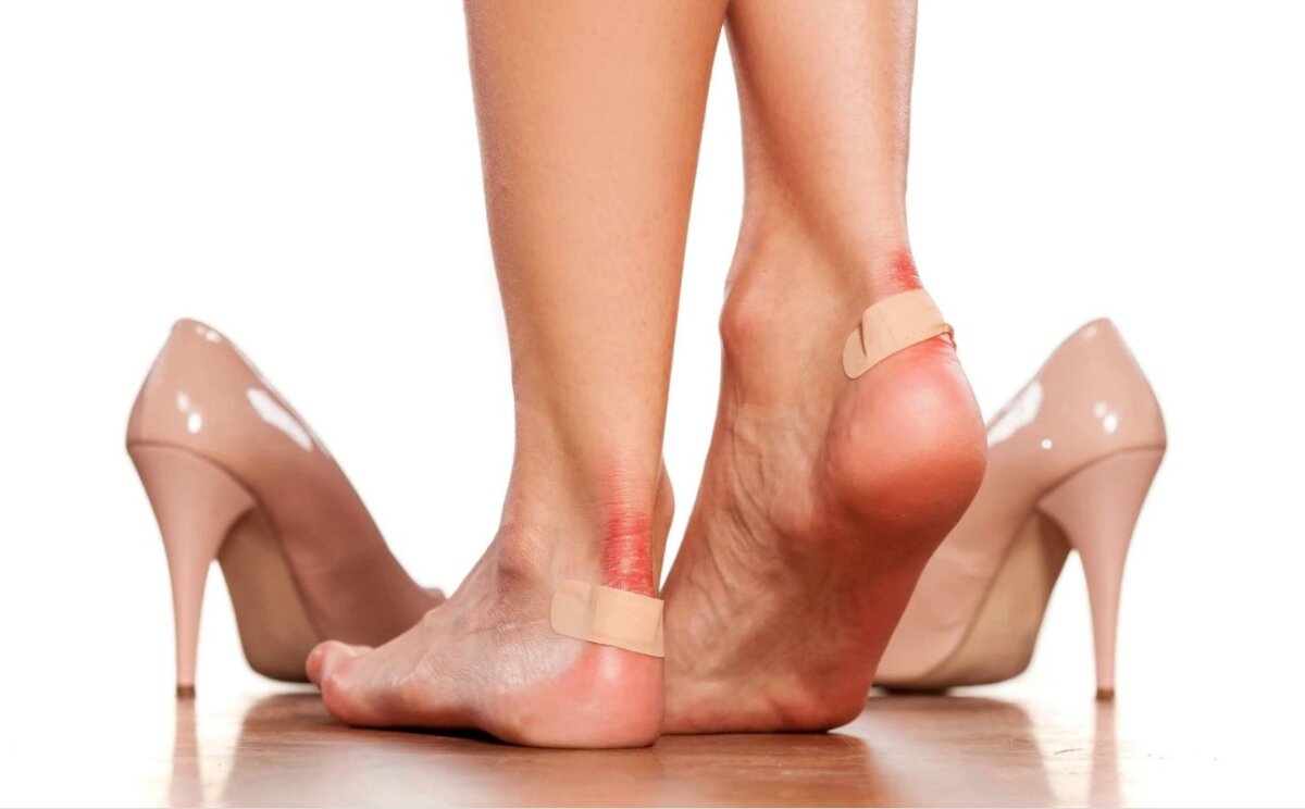 Los trucos más efectivos para estrenar tacones sin dolor Cuando estrenamos zapatos es probable que nos salgan ampollas, que se nos inflamen los pies o que simplemente no nos sintamos cómodas, y la cosa es aún más dolorosa si lo que estamos estrenando son tacones altos. Pero como para todo hay solución, acá te dejamos algunos trucos que puedes aplicar previo a estrenar y evitar ese dolor.