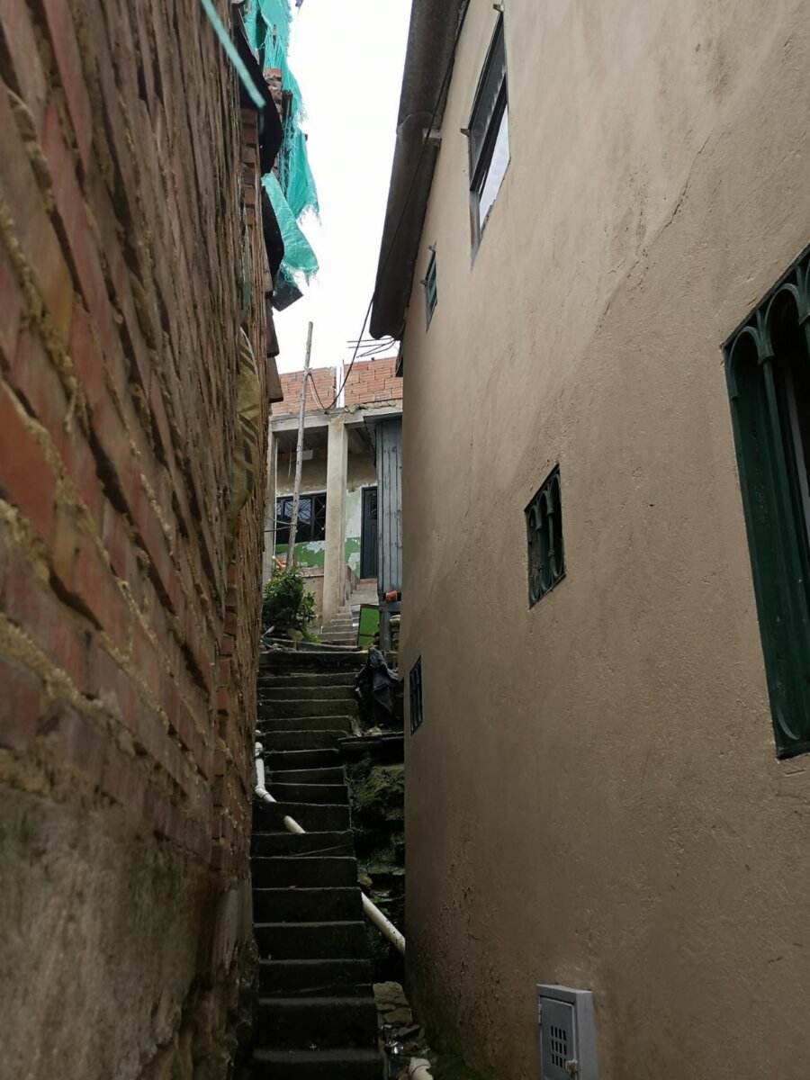 Cruel homicidio al interior de una vivienda en Chapinero Los gritos de un vecino del barrio San Luis (Chapinero), en horas de la noche del jueves, alertaron a los demás residentes que algo malo estaba pasando al interior de su vivienda. Cuando fueron a verificar, el hombre no les abría la puerta, por lo que rápidamente le dieron aviso a las autoridades para que atendieran la situación.