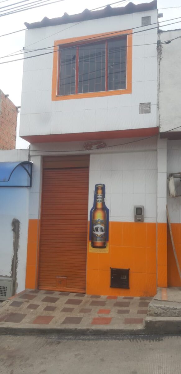 Invitar a bailar a una mujer le costó la vida a Adrián en Ciudad Bolívar Invitar a salir a bailar a una mujer nunca fue tan letal como sucedió la madrugada de ayer en el barrio San Francisco (Ciudad Bolívar). Otro caso de intolerancia dejó sin vida a un hombre de 33 años, y a un muchacho de 18 años malherido. Los agresores atentaron contra ellos por temas de tragos e incomprensiones, que acabaron resolviéndose con cuchillo.