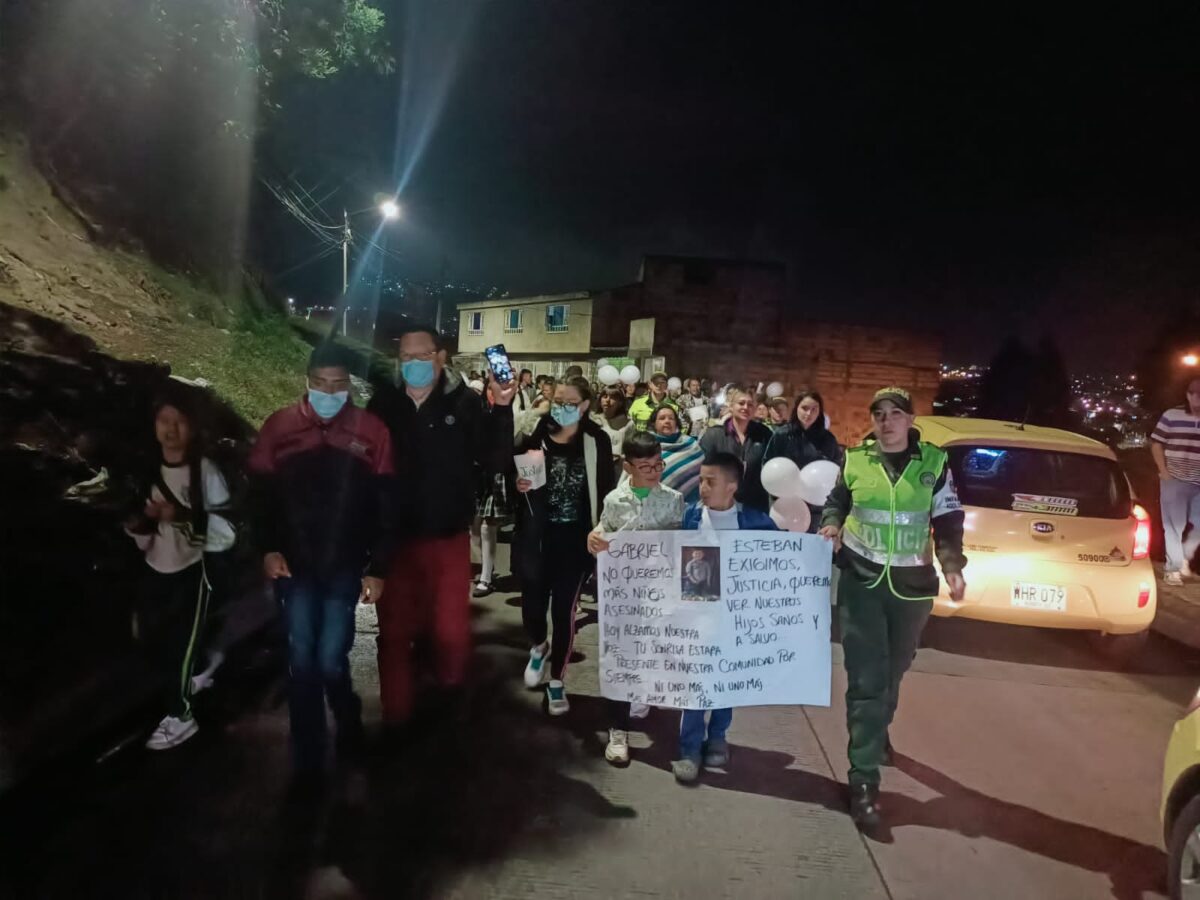 Velatón en Usme para rechazar homicidio del niño Gabriel 1 Velatón en Usme para rechazar homicidio del niño Gabriel Con globos, velas, y pancartas que muestran la tristeza por la muerte de este pequeño, la comunidad acompaña esta velatón.
