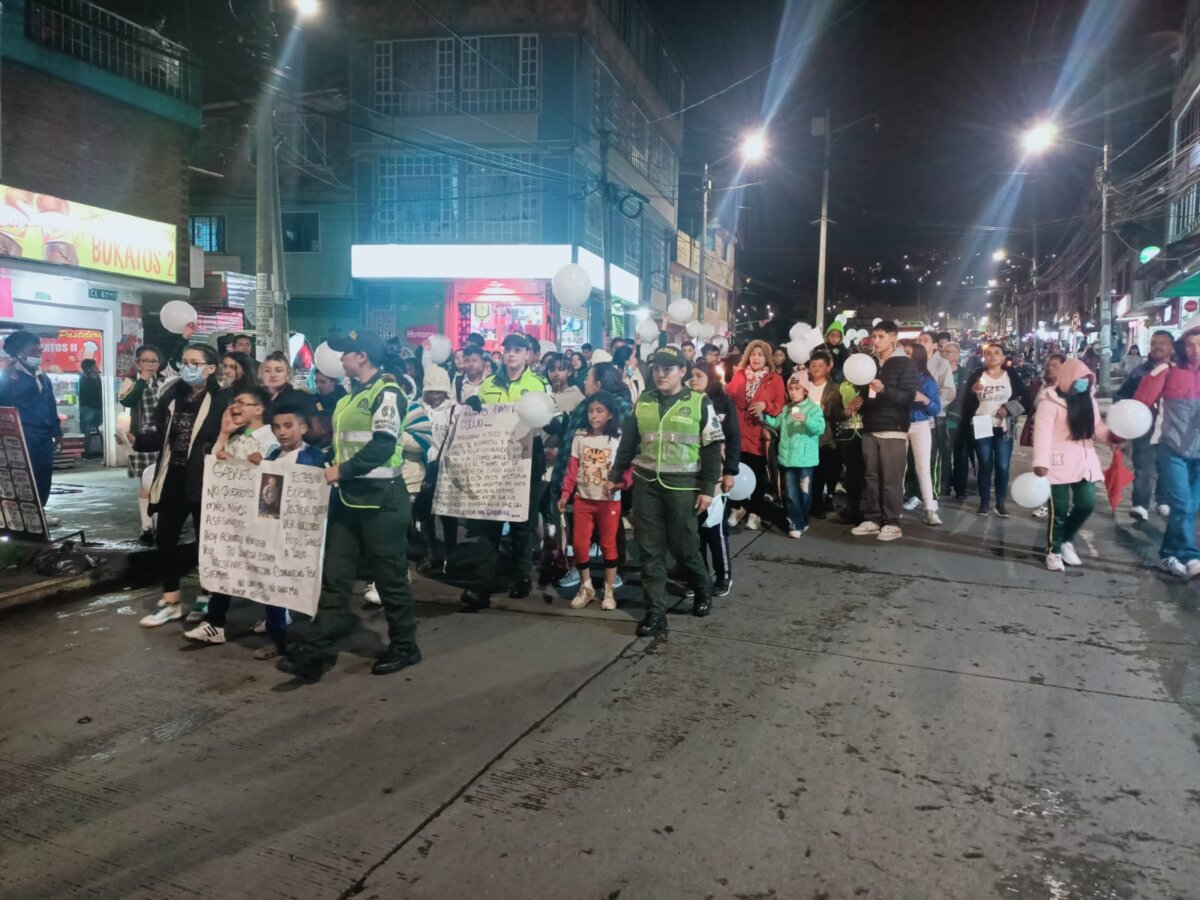 Velatón en Usme para rechazar homicidio del niño Gabriel 3 Velatón en Usme para rechazar homicidio del niño Gabriel Con globos, velas, y pancartas que muestran la tristeza por la muerte de este pequeño, la comunidad acompaña esta velatón.