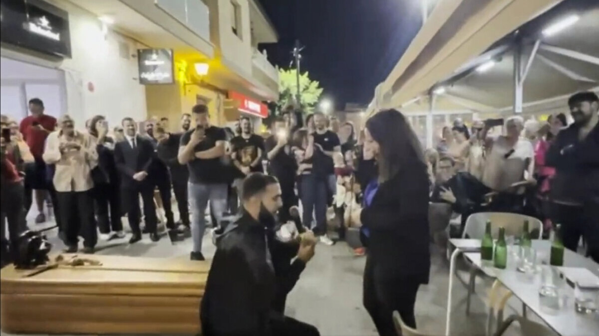 ¡Insólito! Hombre le pidió matrimonio a su novia en ataúd y disfrazado Como si fuera una película, un hombre montó toda una escena dramática y hasta aterradora para pedirle matrimonio de manera muy original a su novia.