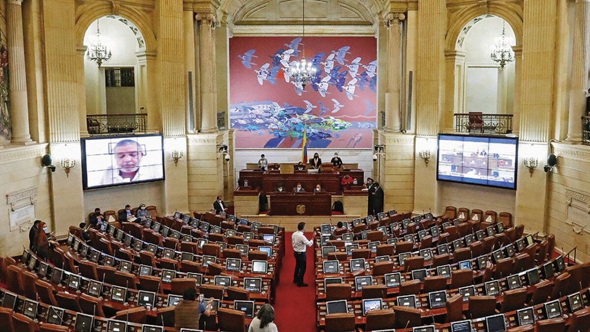 ¿El congreso está embrujado? Los muñecos de vudú, generalmente, son muy normales, lo que debemos tener en cuenta son los elementos que vienen con ellos, como estrellas de cinco puntas, cruces invertidas, los clavos o cosas por el estilo. A eso sí debemos tenerle cuidado más que al aspecto del muñeco.