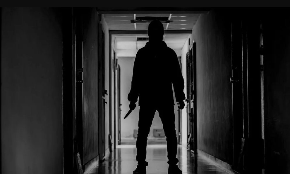 ¿Otro Dahmer? Descubren 6 cuerpos en descomposición dentro de un edificio Como si se tratara de otro Jeffrey Dahmer (el sanguinario asesino que inspiró la serie de Netflix que es sensación), la policía sudafricana capturó a un joven sospechoso de haber asesinado a 6 personas, cuyos cuerpos ya estaban en estado de descomposición, en un edificio residencial de Johannesburgo, Sudáfrica.