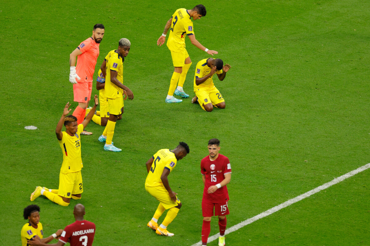 Ecuador derrotó a Catar 4 Ecuador derrotó a Catar El primer partido fue pitado para Catar y Ecuador, a quienes les fue bien, pues los dirigidos por Gustavo Alfaro, protagonizaron tremendo partido y con doblete del capitán, Enner Valencia se llevaron la primera victoria (2-0).