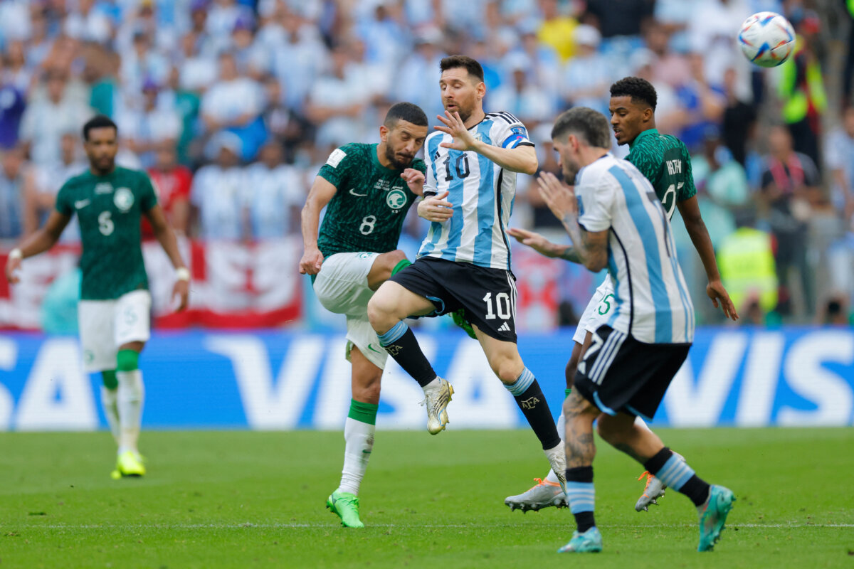 Arabia Saudita sacude al mundo: tumbó a Argentina 1 Arabia Saudita sacude al mundo: tumbó a Argentina Argentina sufrió una derrota tan dolorosa como inesperada ante Arabia Saudita por 2-1 en su debut en el Mundial-2022, este martes en Lusail, y el equipo de Lionel Messi se complica de entrada su futuro en la competición.