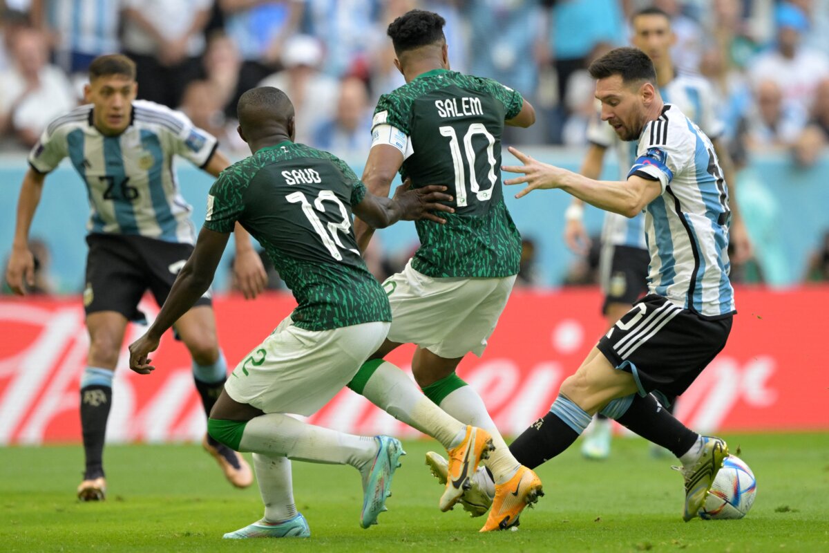 Carrazo de miles de millones: el regalo a los jugadores de Arabia por ganarle a Argentina 1 Carrazo de miles de millones: el regalo a los jugadores de Arabia por ganarle a Argentina El príncipe de Arabia Saudita decidió tener un generoso gesto con los jugadores de la selección luego de la victoria contra Argentina en su debut en el Mundial de Catar, pues los recompensó a cada uno con un carrazo de la marca Rolls-Royce.