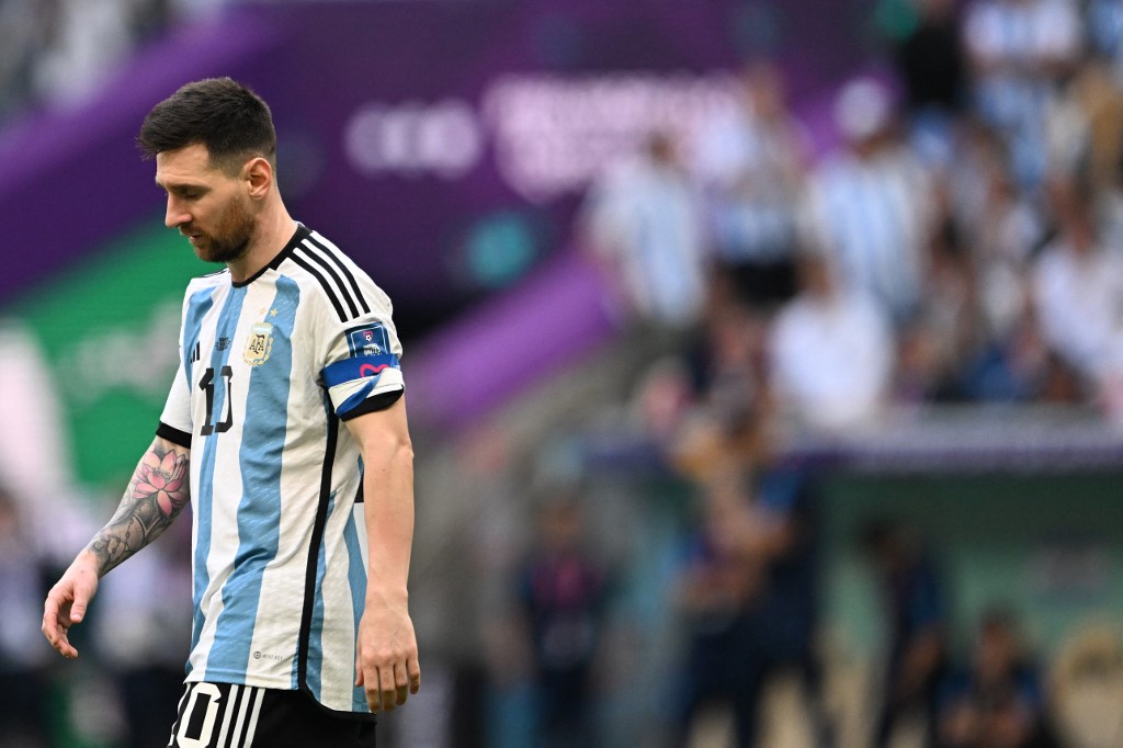 Arabia Saudita sacude al mundo: tumbó a Argentina 3 Arabia Saudita sacude al mundo: tumbó a Argentina Argentina sufrió una derrota tan dolorosa como inesperada ante Arabia Saudita por 2-1 en su debut en el Mundial-2022, este martes en Lusail, y el equipo de Lionel Messi se complica de entrada su futuro en la competición.