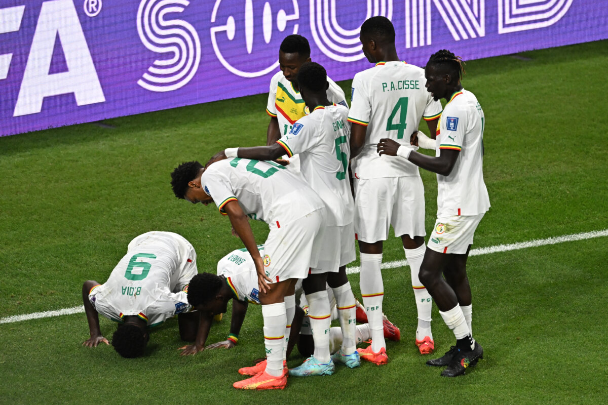 Los 'leones' africanos se llevaron la victoria ante Catar Senegal tomó oxígeno este viernes en el Mundial al ganar en Doha por 3-1 a Catar, que pone un pie fuera de 'su' torneo tras sólo dos encuentros contados por derrotas.