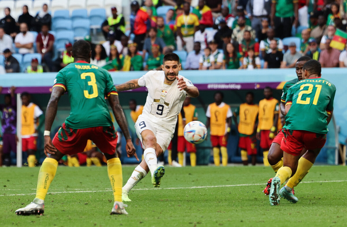Tremendo empate entre Camerún y Serbia 3-3 Serbia y Camerún, que habían perdido sus partidos de la primera fecha del Mundial, empataron este lunes en Doha (3-3), en un duelo lleno de suspense y remontadas, que deja a ambos equipos con vida en el torneo.