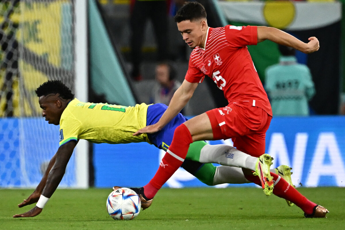 Brasil sufrió, pero ‘metió primera’ y derrotó a Suiza Casemiro espantó los sentimientos de nostalgia hacia el lesionado Neymar con una volea de derecha que rompió el arco de Suiza (1-0) este lunes en Doha, dándole a&nbsp;Brasil&nbsp;una apretada clasificación anticipada a los octavos de final del Mundial de Catar.