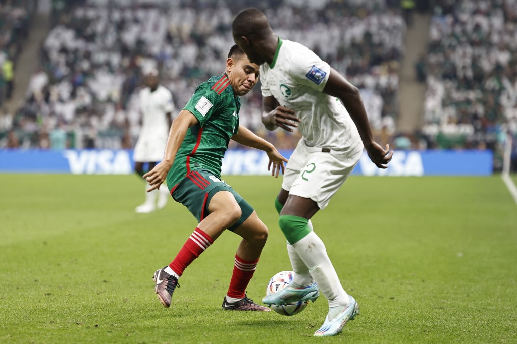 Argentina y Polonia clasifican a octavos de final del Mundial 2 Argentina y Polonia clasifican a octavos de final del Mundial Argentina confirmó su recuperación y derrotó este miércoles 2-0 a Polonia, logrando el billete a los octavos de final del Mundial de Catar y además como líder del grupo C, en un partido en el que Lionel Messi había fallado un penal.