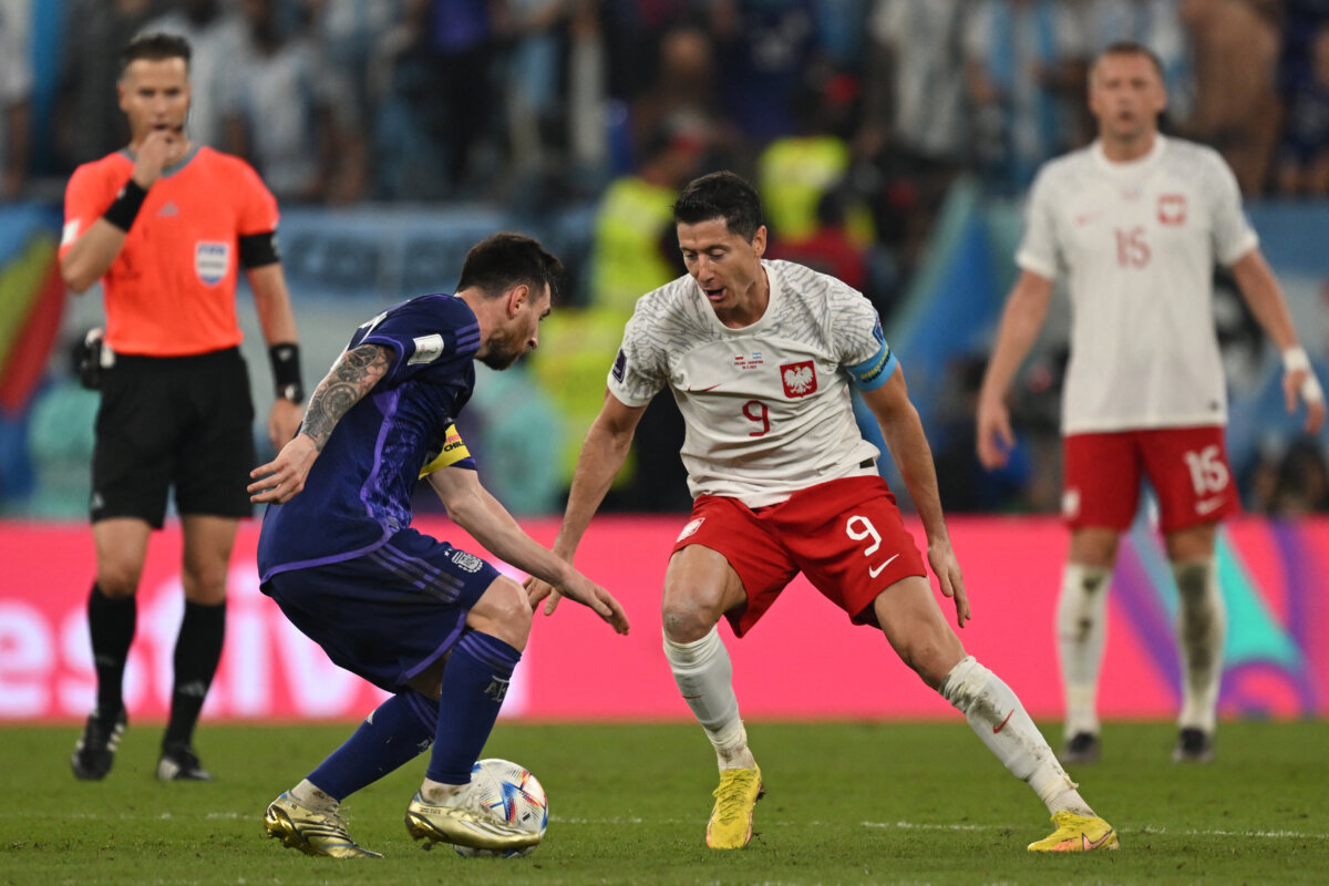 Argentina y Polonia clasifican a octavos de final del Mundial 1 Argentina y Polonia clasifican a octavos de final del Mundial Argentina confirmó su recuperación y derrotó este miércoles 2-0 a Polonia, logrando el billete a los octavos de final del Mundial de Catar y además como líder del grupo C, en un partido en el que Lionel Messi había fallado un penal.
