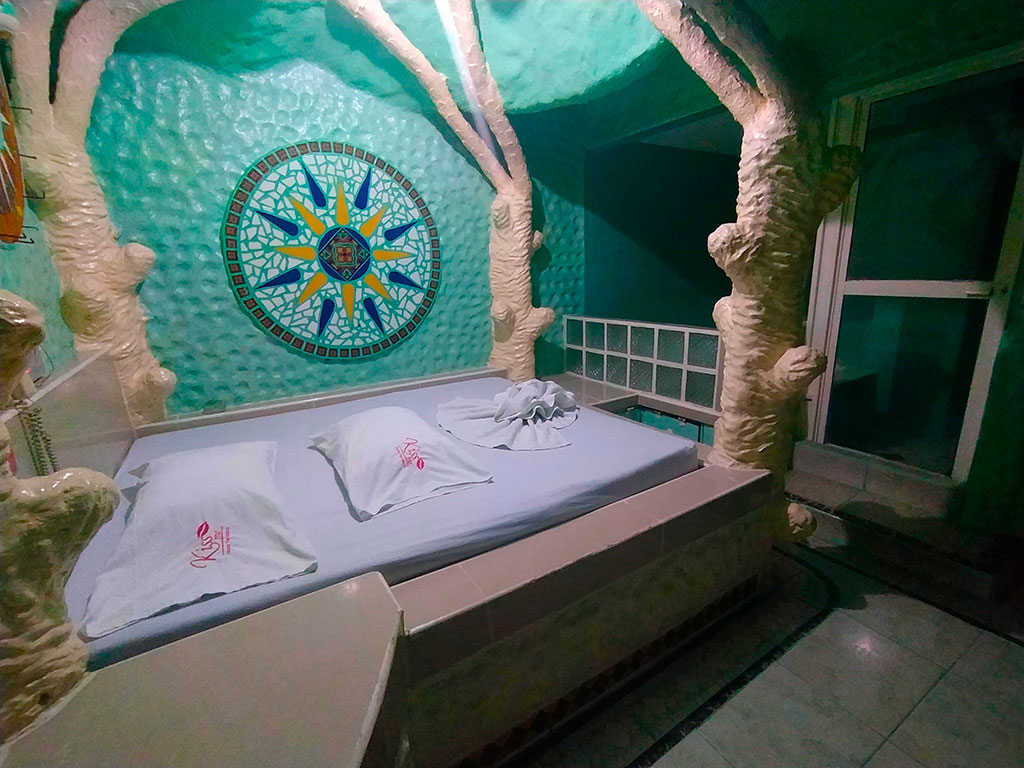 EN VIDEO: Pille el motel temático más raro del país Aunque usted no lo crea, Bogotá no es la ciudad con más moteles del país, pues Cali le gana por mucho: los caleños cuentan con 7.950 de estos establecimientos, mientras que la capital del país tiene 681, según cifras de la Cámara de Comercio.