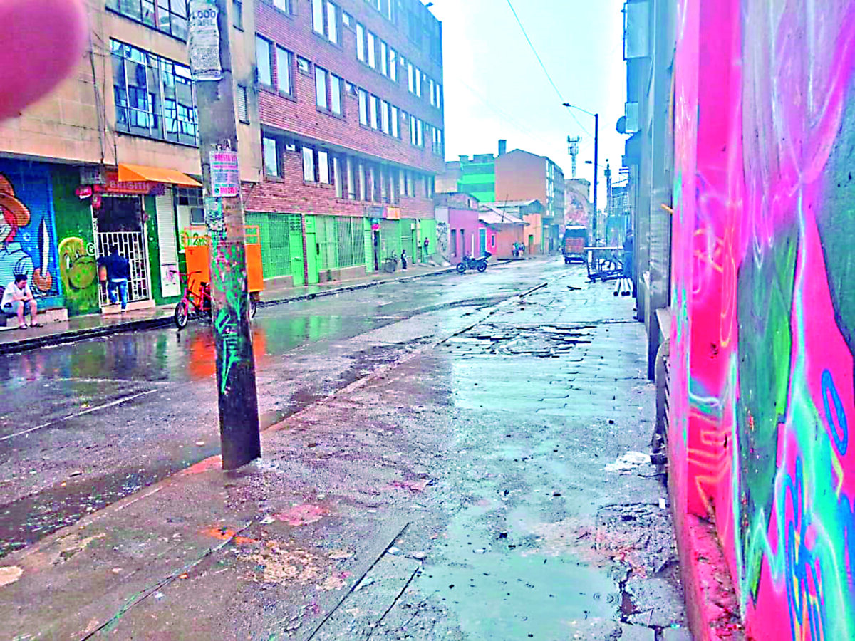 Hombre le prendió fuego a su ex por celos en el centro de Bogotá 1 Hombre le prendió fuego a su ex por celos en el centro de Bogotá La madrugada de este domingo un terrible caso de violencia basada en género se presentó en el centro de la capital. Un enloquecido sujeto, ciego de celos, irrumpió en el domicilio de su expareja, tomó un recipiente que llevaba consigo (el cual contenía un líquido inflamable) y procedió a rociar a la mujer para luego prenderle fuego.