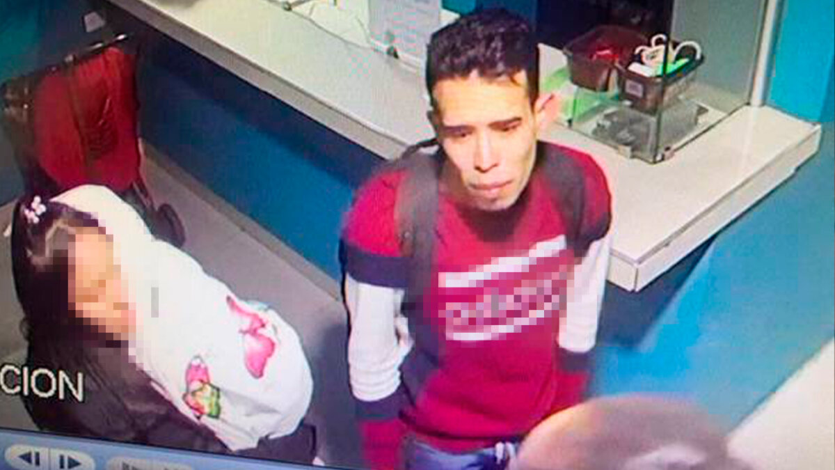 $10 millones de recompensa por padrastro de menor muerta 6 $10 millones de recompensa por padrastro de menor muerta La Policía Metropolitana de Bogotá anunció la mañana de este jueves que ofrece una recompensa de hasta $10 millones de pesos para quienes brinden información sobre el paradero de Yeffri Oneill Rodríguez Márquez, padrastro de la menor que murió al interior de un pagadiario del centro de Bogotá el pasado 16 de noviembre.