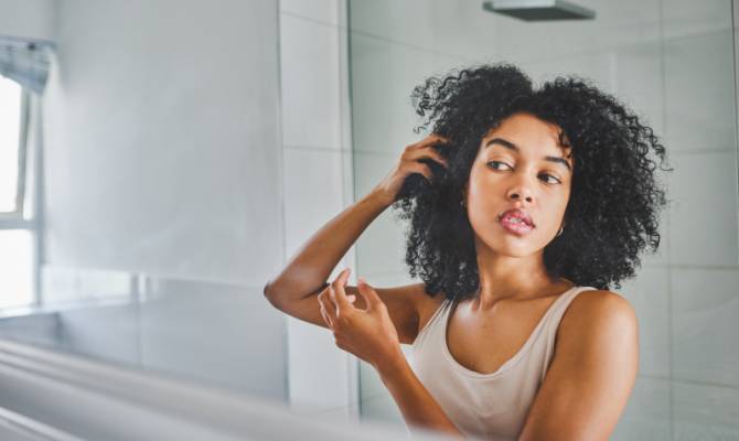 5 consejos para ser una crespa con mucho estilo Pero no nos digamos mentiras, un cabello rizado bien cuidado es un espectáculo; sin embargo, no es fácil mantenerlo siempre perfecto por todo el trabajo que hay para que esas abundantes cabelleras estén sanas y bien presentadas.