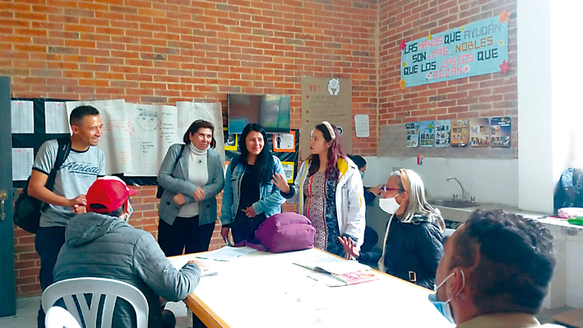 58 jóvenes habitantes de calle se graduarán de primaria y bachillerato La profe Patricia comentó que se creó un programa que se llama Edured (educación responsable realista únicanica y transformadora), y “alrededor de este programa se manejan diferentes estrategias flexibles de educación y con ello, a través de un convenio de voluntades con la Secretaria de Integración Social y la Secretaria de Educación, atendemos directamente a los jóvenes, y muchos de ellos son asistidos por funcionarias de Integración Social”.