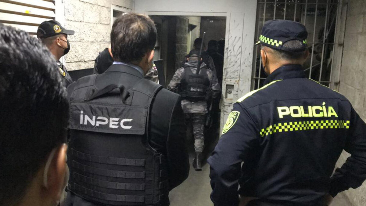6 guardias de la cárcel La Modelo fueron capturados por corrupción Este miércoles 23 de noviembre fueron capturados 6 dragoneantes que custodiaban la cárcel La Modelo, por presunta corrupción. La aprehensión la realizó la Fiscalía y el Gaula de la Policía.