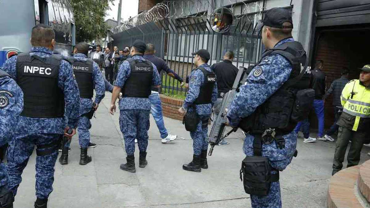 6 guardias de la cárcel La Modelo fueron capturados por corrupción Este miércoles 23 de noviembre fueron capturados 6 dragoneantes que custodiaban la cárcel La Modelo, por presunta corrupción. La aprehensión la realizó la Fiscalía y el Gaula de la Policía.